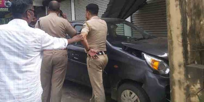 കോന്നിത്താഴത്ത് കാര് അപകടത്തില്പ്പെട്ടു കോന്നിത്താഴത്ത് കാര് അപകടത്തില്പ്പെട്ടു