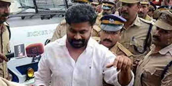 നടിയെ ആക്രമിച്ച കേസിലെ അധിക കുറ്റപത്രം ക്രൈംബ്രാഞ്ച് ഇന്ന് അങ്കമാലി മജിസ്ട്രേറ്റ് കോടതിയില് സമര്പ്പിക്കും നടിയെ ആക്രമിച്ച കേസിലെ അധിക കുറ്റപത്രം ക്രൈംബ്രാഞ്ച് ഇന്ന് അങ്കമാലി മജിസ്ട്രേറ്റ് കോടതിയില് സമര്പ്പിക്കും