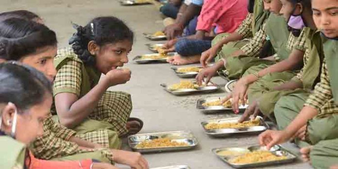 ലക്ഷദ്വീപിലെ സ്കൂളുകളില് ഉച്ചഭക്ഷണത്തില് മാംസാഹാരം തുടരുമെന്ന് വിദ്യാഭ്യാസ വകുപ്പ് ലക്ഷദ്വീപിലെ സ്കൂളുകളില് ഉച്ചഭക്ഷണത്തില് മാംസാഹാരം തുടരുമെന്ന് വിദ്യാഭ്യാസ വകുപ്പ്