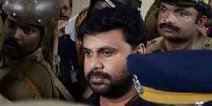 നടിയെ ആക്രമിച്ച കേസില് ആഷിക് അബുവും ചെമ്പന് വിനോദും സാക്ഷികളാകും നടിയെ ആക്രമിച്ച കേസില് ആഷിക് അബുവും ചെമ്പന് വിനോദും സാക്ഷികളാകും