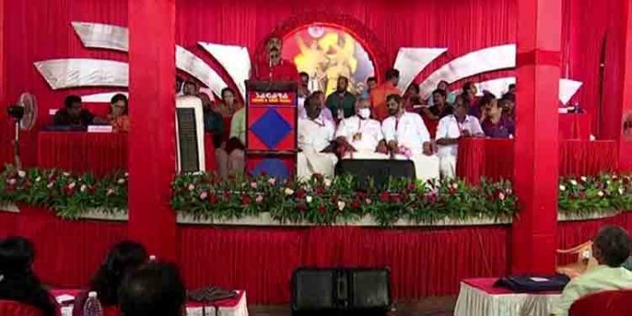 സിപിഐ ജില്ലാ സമ്മേളത്തില് മുഖ്യമന്ത്രിയേയും പ്രതികൂട്ടിലാക്കിയായിരുന്നു പ്രതിനിധികളുടെ വിമർശനം സിപിഐ ജില്ലാ സമ്മേളത്തില് മുഖ്യമന്ത്രിയേയും പ്രതികൂട്ടിലാക്കിയായിരുന്നു പ്രതിനിധികളുടെ വിമർശനം