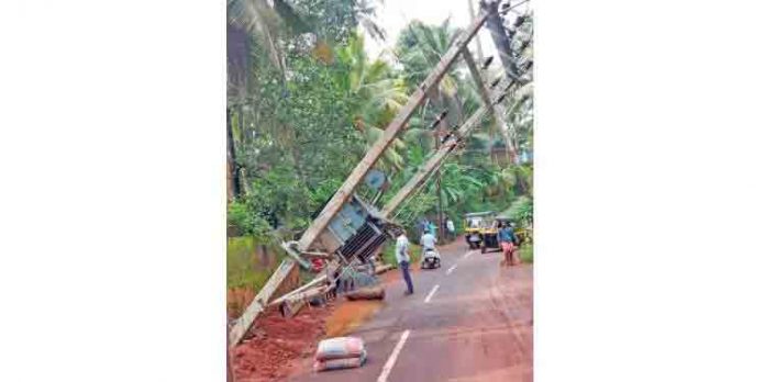 ട്രാൻസ്ഫോർമർ ചരിഞ്ഞു ; ഒഴിവായത് വൻ അപകടം ട്രാൻസ്ഫോർമർ ചരിഞ്ഞു ; ഒഴിവായത് വൻ അപകടം