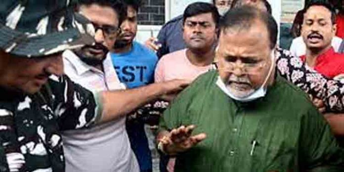അഴിമതിക്കേസില് അറസ്റ്റിലായ ബംഗാള് വ്യവസായ മന്ത്രി പാര്ത്ഥ ചാറ്റര്ജിയെ എയിംസ് ആശുപത്രിയിലേക്ക് മാറ്റാന് ഉത്തരവ് അഴിമതിക്കേസില് അറസ്റ്റിലായ ബംഗാള് വ്യവസായ മന്ത്രി പാര്ത്ഥ ചാറ്റര്ജിയെ എയിംസ് ആശുപത്രിയിലേക്ക് മാറ്റാന് ഉത്തരവ്
