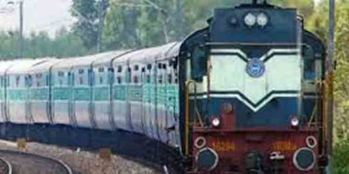 കയറുന്നതിന് മുമ്പ് ജനശതാബ്ദി മുന്നോട്ട് നീങ്ങി ; യാത്രക്കാര്ക്ക് പരിക്ക് കയറുന്നതിന് മുമ്പ് ജനശതാബ്ദി മുന്നോട്ട് നീങ്ങി ; യാത്രക്കാര്ക്ക് പരിക്ക്