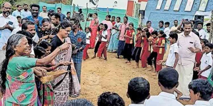 ‘കമ്പളം’ ആഘോഷമാക്കാന് നഞ്ചിയമ്മയും എത്തി ; വിത്തെറിയല് ഉത്സവമാക്കി വിദ്യാര്ത്ഥികള് ‘കമ്പളം’ ആഘോഷമാക്കാന് നഞ്ചിയമ്മയും എത്തി ; വിത്തെറിയല് ഉത്സവമാക്കി വിദ്യാര്ത്ഥികള്