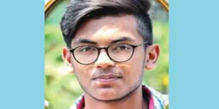 വഴിയരികില് നിര്ത്തിയിട്ടിരുന്ന തടി ലോറിയുടെ പിന്നില് ബൈക്കിടിച്ച് വിദ്യാര്ത്ഥി മരിച്ചു വഴിയരികില് നിര്ത്തിയിട്ടിരുന്ന തടി ലോറിയുടെ പിന്നില് ബൈക്കിടിച്ച് വിദ്യാര്ത്ഥി മരിച്ചു