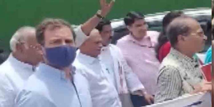 രാഷ്ട്രപതി ഭവന് മാര്ച്ച് : രാഹുല് ഗാന്ധി കസ്റ്റഡിയിൽ ; വ്യാപക പ്രതിഷേധം രാഷ്ട്രപതി ഭവന് മാര്ച്ച് : രാഹുല് ഗാന്ധി കസ്റ്റഡിയിൽ ; വ്യാപക പ്രതിഷേധം