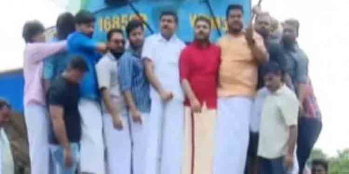 സോണിയ ഗാന്ധിയെ ഇഡി ചോദ്യം ചെയ്യുന്നതിനെതിരെ മലപ്പുറത്ത് ട്രെയിന് തടഞ്ഞ് പ്രതിഷേധം സോണിയ ഗാന്ധിയെ ഇഡി ചോദ്യം ചെയ്യുന്നതിനെതിരെ മലപ്പുറത്ത് ട്രെയിന് തടഞ്ഞ് പ്രതിഷേധം
