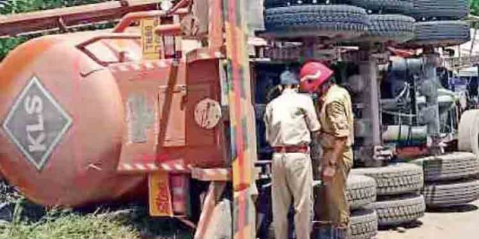 പാലക്കാട് കൊപ്പത്ത് സിമന്റ് മിശ്രിതം കയറ്റിവന്ന കണ്ടെയ്നര് ലോറി മറിഞ്ഞു പാലക്കാട് കൊപ്പത്ത് സിമന്റ് മിശ്രിതം കയറ്റിവന്ന കണ്ടെയ്നര് ലോറി മറിഞ്ഞു