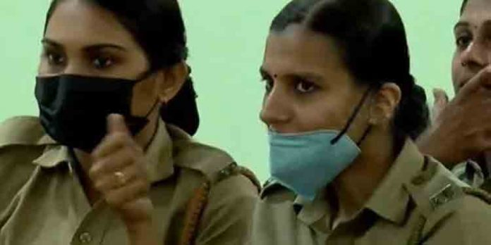 ഭിന്നശേഷിക്കാരോട് സംസാരിക്കാന് ആംഗ്യഭാഷ പരിശീലിച്ച് പോലീസ് ഭിന്നശേഷിക്കാരോട് സംസാരിക്കാന് ആംഗ്യഭാഷ പരിശീലിച്ച് പോലീസ്
