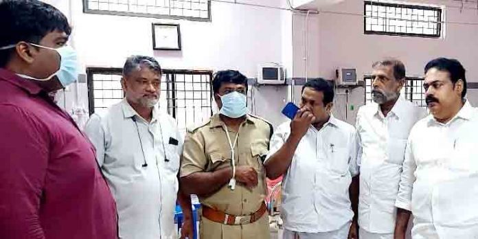 പാലാ ജനറല് ആശുപത്രിയിലെ ഡോക്ടര്ക്കും ജീവനക്കാര്ക്കും മര്ദ്ദനം പാലാ ജനറല് ആശുപത്രിയിലെ ഡോക്ടര്ക്കും ജീവനക്കാര്ക്കും മര്ദ്ദനം