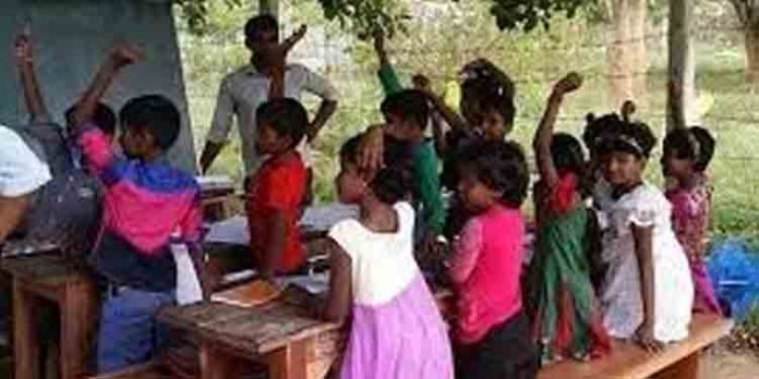സംസ്ഥാനത്തെ ക്ലാസ് മുറികളിൽ ആൺകുട്ടികളെയും പെൺകുട്ടികളെയും ഇടകലർത്തി ഇരുത്തണമെന്ന് നിർദ്ദേശം സംസ്ഥാനത്തെ ക്ലാസ് മുറികളിൽ ആൺകുട്ടികളെയും പെൺകുട്ടികളെയും ഇടകലർത്തി ഇരുത്തണമെന്ന് നിർദ്ദേശം