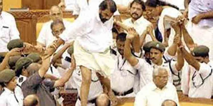 നിയമസഭാ കയ്യാങ്കളിക്കേസില് പ്രതികള് നേരിട്ട് ഹാജരാകണം കോടതിയുടെ മുന്നറിയിപ്പ് നിയമസഭാ കയ്യാങ്കളിക്കേസില് പ്രതികള് നേരിട്ട് ഹാജരാകണം കോടതിയുടെ മുന്നറിയിപ്പ്