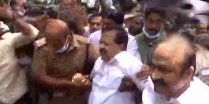 സോണിയയെ ചോദ്യം ചെയ്യുന്നതിനെതിരെ പ്രതിഷേധം ; വി.ഡി.സതീശനടക്കം അറസ്റ്റിൽ സോണിയയെ ചോദ്യം ചെയ്യുന്നതിനെതിരെ പ്രതിഷേധം ; വി.ഡി.സതീശനടക്കം അറസ്റ്റിൽ