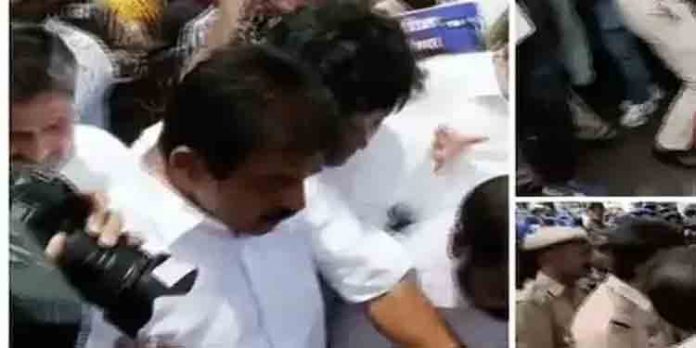 ദില്ലിയില് വന് പ്രതിഷേധം : രാഷ്ട്രപതി ഭവനിലേക്ക് പ്രതിഷേധ മാര്ച്ച് നടത്തിയ കോണ്ഗ്രസ് എംപിമാരെ അറസ്റ്റ് ചെയ്തു ദില്ലിയില് വന് പ്രതിഷേധം : രാഷ്ട്രപതി ഭവനിലേക്ക് പ്രതിഷേധ മാര്ച്ച് നടത്തിയ കോണ്ഗ്രസ് എംപിമാരെ അറസ്റ്റ് ചെയ്തു