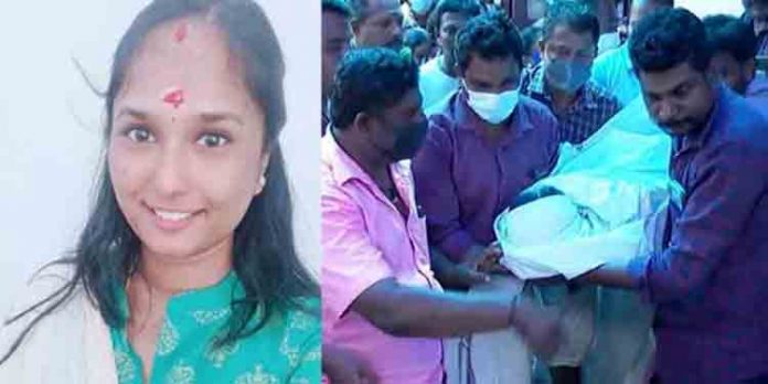 കൊല്ലത്ത് പ്രസവത്തെ തുടര്ന്ന് യുവതി മരിച്ചതിന് പിന്നാലെ കുഞ്ഞും മരിച്ചു ; ചികിത്സാ പിഴവെന്ന് ആരോപണം കൊല്ലത്ത് പ്രസവത്തെ തുടര്ന്ന് യുവതി മരിച്ചതിന് പിന്നാലെ കുഞ്ഞും മരിച്ചു ; ചികിത്സാ പിഴവെന്ന് ആരോപണം