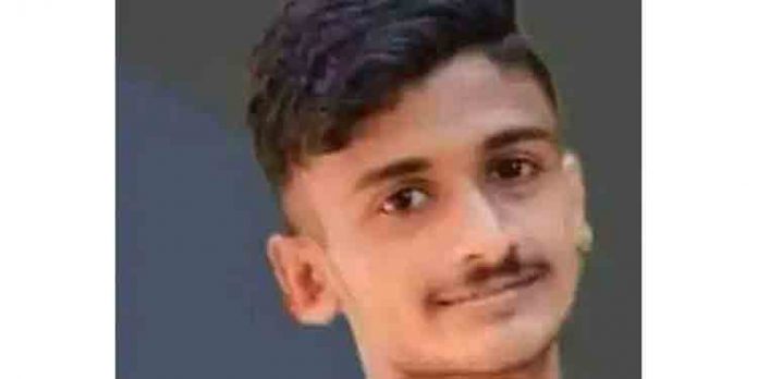 അശ്രദ്ധമായി റോഡ് മുറിച്ചുകടന്നയാളെ ഇടിച്ച സ്കൂട്ടറില് നിന്ന് തെറിച്ചുവീണ 18കാരന് ചികിത്സയിലിരിക്കേ മരിച്ചു അശ്രദ്ധമായി റോഡ് മുറിച്ചുകടന്നയാളെ ഇടിച്ച സ്കൂട്ടറില് നിന്ന് തെറിച്ചുവീണ 18കാരന് ചികിത്സയിലിരിക്കേ മരിച്ചു