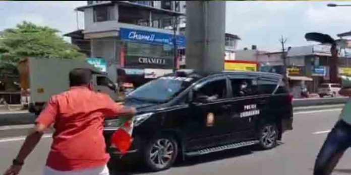 മുഖ്യമന്ത്രിക്ക് നേരെ കരിങ്കൊടി കാണിച്ച യൂത്ത് കോണ്ഗ്രസ് പ്രവര്ത്തകര് അറസ്റ്റില് മുഖ്യമന്ത്രിക്ക് നേരെ കരിങ്കൊടി കാണിച്ച യൂത്ത് കോണ്ഗ്രസ് പ്രവര്ത്തകര് അറസ്റ്റില്