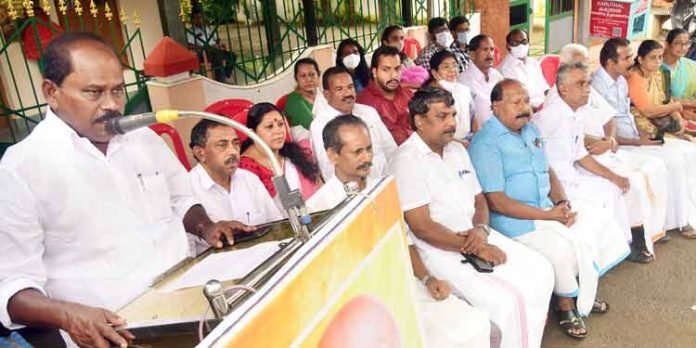 ഗാന്ധി പ്രതിമകൾ തകർക്കുന്നതിനെതിരെ കേരള പ്രദേശ് ഗാന്ധി ദർശൻവേദിയുടെ പ്രതിഷേധ സദസ്സ് ഗാന്ധി പ്രതിമകൾ തകർക്കുന്നതിനെതിരെ കേരള പ്രദേശ് ഗാന്ധി ദർശൻവേദിയുടെ പ്രതിഷേധ സദസ്സ്
