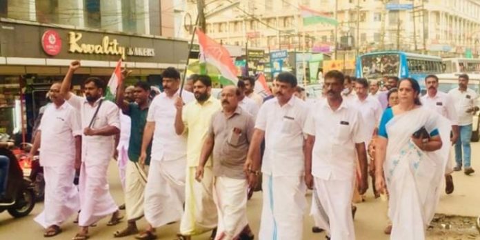 രാഹുൽ ഗാന്ധിയെ അറസ്റ്റ് ചെയ്തതിൽ കോൺഗ്രസ് പ്രതിഷേധിച്ചു രാഹുൽ ഗാന്ധിയെ അറസ്റ്റ് ചെയ്തതിൽ കോൺഗ്രസ് പ്രതിഷേധിച്ചു