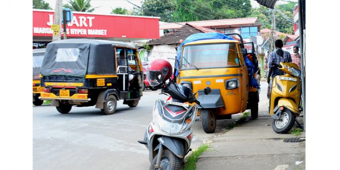 നടപ്പാത കയ്യേറി കച്ചവടം ; കണ്ടില്ലെന്ന് നടിച്ച് അധികൃതരും നടപ്പാത കയ്യേറി കച്ചവടം ; കണ്ടില്ലെന്ന് നടിച്ച് അധികൃതരും