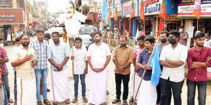 സജി ചെറിയാൻ രാജിവെക്കണമെന്ന് ആവശ്യപ്പെട്ട് കെഎസ്യു ജില്ലാ കമ്മിറ്റി പ്രതിഷേധിച്ചു സജി ചെറിയാൻ രാജിവെക്കണമെന്ന് ആവശ്യപ്പെട്ട് കെഎസ്യു ജില്ലാ കമ്മിറ്റി പ്രതിഷേധിച്ചു