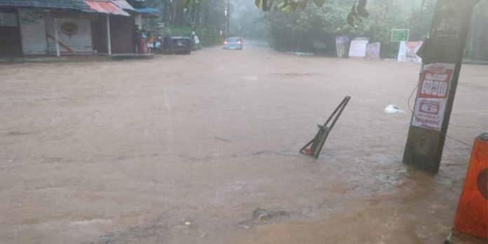 മലയോര മേഖലയിൽ കനത്ത മഴ, മലവെള്ളപ്പാച്ചിലിൽ ഒരു മരണം ; നാളെയും തീവ്രമഴയ്ക്ക് സാധ്യത മലയോര മേഖലയിൽ കനത്ത മഴ, മലവെള്ളപ്പാച്ചിലിൽ ഒരു മരണം ; നാളെയും തീവ്രമഴയ്ക്ക് സാധ്യത
