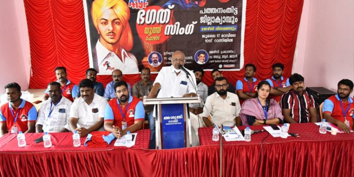 ദുരന്ത മുഖങ്ങളില് യുവാക്കള് നാടിന്റെ കാവലാളുകളായി മാറണമെന്ന് എം.വി വിദ്യാധരന് ദുരന്ത മുഖങ്ങളില് യുവാക്കള് നാടിന്റെ കാവലാളുകളായി മാറണമെന്ന് എം.വി വിദ്യാധരന്