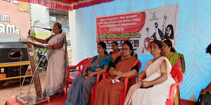 കേരള സർക്കാറിനെ അസ്ഥിരപ്പെടുത്താൻ ചിലർ ശ്രമിക്കുന്നു ; മഹിള അസോസിയേഷൻ പ്രസിഡന്റ് കേരള സർക്കാറിനെ അസ്ഥിരപ്പെടുത്താൻ ചിലർ ശ്രമിക്കുന്നു ; മഹിള അസോസിയേഷൻ പ്രസിഡന്റ്