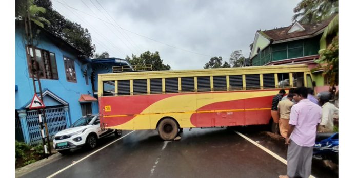 കോന്നിയിൽ കെ എസ് ആർ ടി സി ബസ് നിയന്ത്രണം വിട്ട് റോഡിൽ തെന്നി മാറി കോന്നിയിൽ കെ എസ് ആർ ടി സി ബസ് നിയന്ത്രണം വിട്ട് റോഡിൽ തെന്നി മാറി
