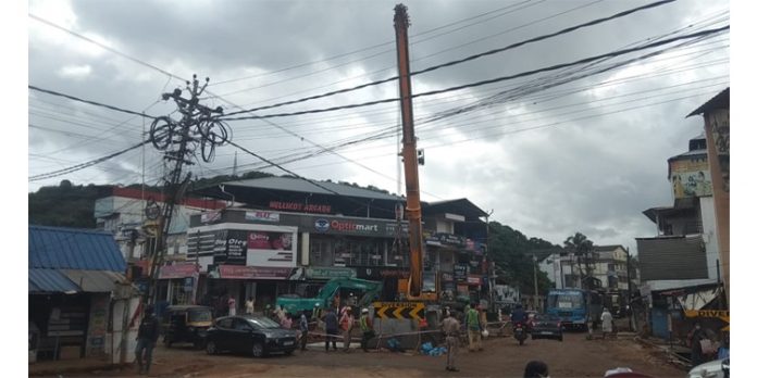 ജന പ്രതിനിധിയുടെയും ഉദ്യോഗസ്ഥരുടെയും വാക്കിന് പുല്ലുവില : പുനലൂർ മൂവാറ്റുപുഴ പാത നിർമ്മാണം ഇഴയുന്നു ജന പ്രതിനിധിയുടെയും ഉദ്യോഗസ്ഥരുടെയും വാക്കിന് പുല്ലുവില : പുനലൂർ മൂവാറ്റുപുഴ പാത നിർമ്മാണം ഇഴയുന്നു