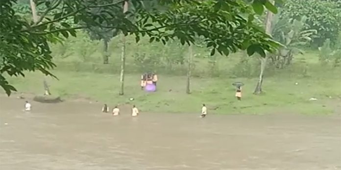 മുന്നറിയിപ്പ് വകവെയ്ക്കാതെ പമ്പയാറ്റിലെ കുത്തൊഴുക്കിൽ ചാടിമറിഞ്ഞു വിദ്യാർത്ഥികൾ മുന്നറിയിപ്പ് വകവെയ്ക്കാതെ പമ്പയാറ്റിലെ കുത്തൊഴുക്കിൽ ചാടിമറിഞ്ഞു വിദ്യാർത്ഥികൾ