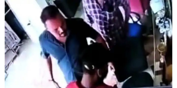 നെയ്യാറ്റിൻകരയിൽ ഗുണ്ടാ ആക്രമണം; കടയുടമയെ കടയ്കകത്ത് കയറിയും റോഡിലിട്ടും മർദ്ദിച്ചതായി പരാതി നെയ്യാറ്റിൻകരയിൽ ഗുണ്ടാ ആക്രമണം; കടയുടമയെ കടയ്കകത്ത് കയറിയും റോഡിലിട്ടും മർദ്ദിച്ചതായി പരാതി