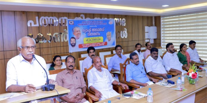 മികച്ച വിജയം നേടിയ വിദ്യാര്ഥികള്ക്ക് ക്യാഷ് അവാര്ഡ് നല്കി മികച്ച വിജയം നേടിയ വിദ്യാര്ഥികള്ക്ക് ക്യാഷ് അവാര്ഡ് നല്കി