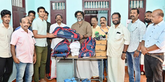 കായികതാരങ്ങൾക്ക് സ്പോർട്സ് കിറ്റുകൾ വിതരണം ചെയ്തു കായികതാരങ്ങൾക്ക് സ്പോർട്സ് കിറ്റുകൾ വിതരണം ചെയ്തു