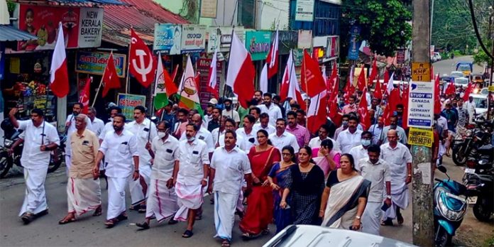 രാമപുരത്ത് പഞ്ചായത്ത് പ്രസിഡന്റിന്റെ വീടിനു നേരെ ആക്രമണം : അങ്ങാടിയിൽ തോറ്റതിന് ഷൈനിയോട് വേണ്ട ; എൽ.ഡി.എഫ് രാമപുരത്ത് പഞ്ചായത്ത് പ്രസിഡന്റിന്റെ വീടിനു നേരെ ആക്രമണം : അങ്ങാടിയിൽ തോറ്റതിന് ഷൈനിയോട് വേണ്ട ; എൽ.ഡി.എഫ്
