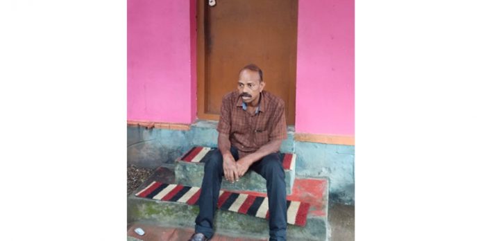 വായ്പകുടിശ്ശികയുടെ പേരിൽ വൃക്കരോഗിയെയും കുടുംബത്തെയും ഇറക്കിവിട്ട് വീട് ജപ്തി ചെയ്ത് ബാങ്ക് അധികൃതർ വായ്പകുടിശ്ശികയുടെ പേരിൽ വൃക്കരോഗിയെയും കുടുംബത്തെയും ഇറക്കിവിട്ട് വീട് ജപ്തി ചെയ്ത് ബാങ്ക് അധികൃതർ