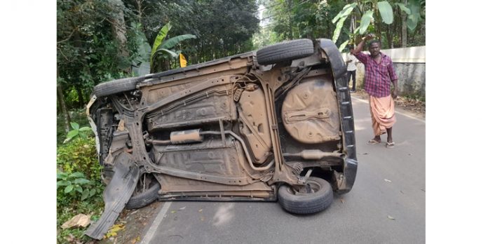 കാർ നിയന്ത്രണം വിട്ട് മറിഞ്ഞു കാൽനടയാത്രക്കാരന് പരിക്കേറ്റു കാർ നിയന്ത്രണം വിട്ട് മറിഞ്ഞു കാൽനടയാത്രക്കാരന് പരിക്കേറ്റു