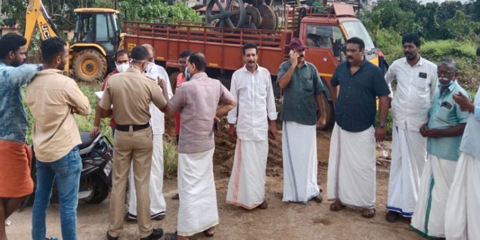 ശബരിമല ഇടത്താവള നിർമ്മാണത്തിനായി ഉപയോഗിച്ചിരുന്ന ഉപകരണ സാമഗ്രികൾ മുൻകരാറുകാരൻ കൊണ്ടുപോകാൻ ശ്രമിച്ചത് അയ്യപ്പസേവാസമാജം പ്രവർത്തകര് തടഞ്ഞു ശബരിമല ഇടത്താവള നിർമ്മാണത്തിനായി ഉപയോഗിച്ചിരുന്ന ഉപകരണ സാമഗ്രികൾ മുൻകരാറുകാരൻ കൊണ്ടുപോകാൻ ശ്രമിച്ചത് അയ്യപ്പസേവാസമാജം പ്രവർത്തകര് തടഞ്ഞു