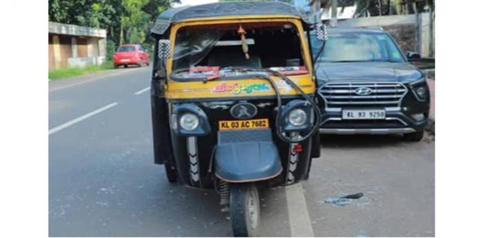 നിയന്ത്രണം വിട്ട ഓട്ടോറിക്ഷ കാറില് ഇടിച്ച് മൂന്നു സ്കൂള് വിദ്യാര്ഥികള്ക്ക് പരുക്കേറ്റു നിയന്ത്രണം വിട്ട ഓട്ടോറിക്ഷ കാറില് ഇടിച്ച് മൂന്നു സ്കൂള് വിദ്യാര്ഥികള്ക്ക് പരുക്കേറ്റു