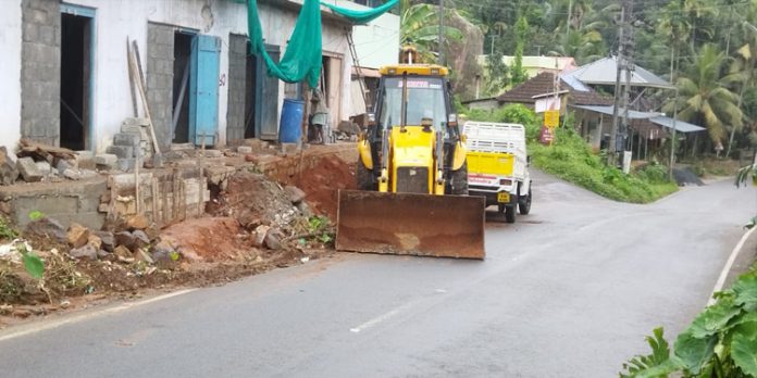 തണ്ണിതോട്ടിൽ അനധികൃത മണ്ണെടുപ്പ് വ്യാപകം തണ്ണിതോട്ടിൽ അനധികൃത മണ്ണെടുപ്പ് വ്യാപകം