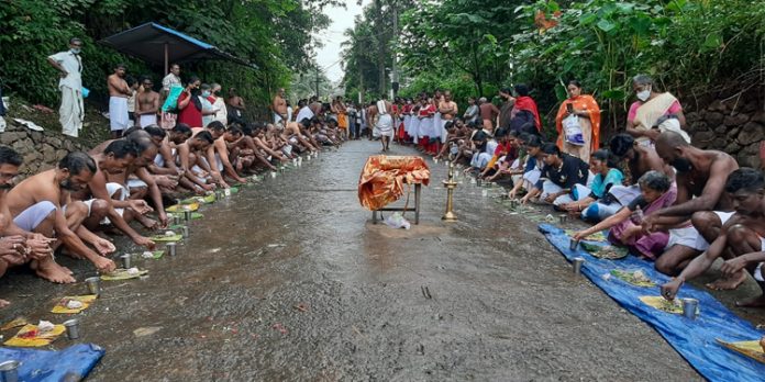 രണ്ട് വർഷത്തെ ഇടവേളക്ക് കോന്നിയിൽ വിവിധ സ്ഥലങ്ങളിൽ വാവുബലി തർപ്പണ ചടങ്ങുകൾ നടന്നു രണ്ട് വർഷത്തെ ഇടവേളക്ക് കോന്നിയിൽ വിവിധ സ്ഥലങ്ങളിൽ വാവുബലി തർപ്പണ ചടങ്ങുകൾ നടന്നു