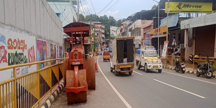 സംസ്ഥാന പാത പാർക്കിംഗ് കേന്ദ്രമാക്കി മാറ്റിയതിന് നടപടിയില്ല സംസ്ഥാന പാത പാർക്കിംഗ് കേന്ദ്രമാക്കി മാറ്റിയതിന് നടപടിയില്ല