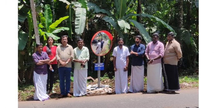 റോഡ് സുരക്ഷ കണ്ണാടിയുമായി വീണ്ടും യൂത്ത് കോൺഗ്രസ് റോഡ് സുരക്ഷ കണ്ണാടിയുമായി വീണ്ടും യൂത്ത് കോൺഗ്രസ്