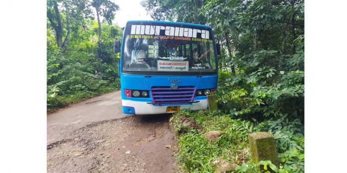 കൊക്കാതോട്ടിൽ ബസ് യാത്രയ്ക്കിടെ തെന്നി മാറി അപകടം കൊക്കാതോട്ടിൽ ബസ് യാത്രയ്ക്കിടെ തെന്നി മാറി അപകടം