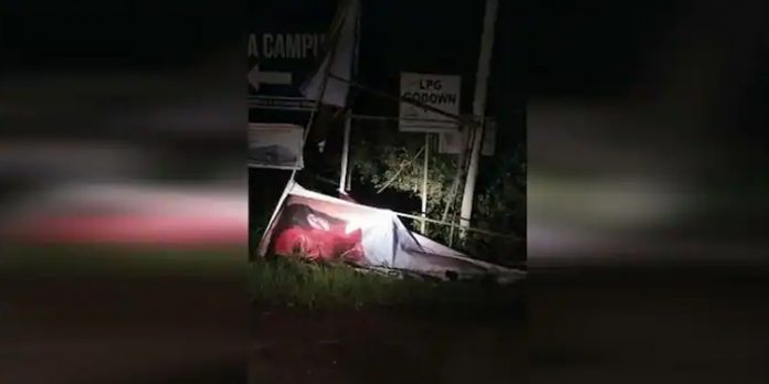 യൂത്ത് കോണ്ഗ്രസ് ക്യാംപിന് നേരെ ആക്രമണം : ബൈക്കിലെത്തിയ നാലംഗ സംഘം ഫ്ലക്സ് ബോർഡുകള് അടിച്ച് തകര്ത്തു യൂത്ത് കോണ്ഗ്രസ് ക്യാംപിന് നേരെ ആക്രമണം : ബൈക്കിലെത്തിയ നാലംഗ സംഘം ഫ്ലക്സ് ബോർഡുകള് അടിച്ച് തകര്ത്തു