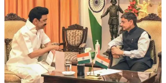 തമിഴ്നാട്ടിൽ ഗവർണർ-സർക്കാർ പോര് തുടരുന്നു ; ഗവർണർ പങ്കെടുത്ത ബിരുദദാന ചടങ്ങ് ബഹിഷ്കരിച്ച് വിദ്യാഭ്യാസ മന്ത്രി തമിഴ്നാട്ടിൽ ഗവർണർ-സർക്കാർ പോര് തുടരുന്നു ; ഗവർണർ പങ്കെടുത്ത ബിരുദദാന ചടങ്ങ് ബഹിഷ്കരിച്ച് വിദ്യാഭ്യാസ മന്ത്രി