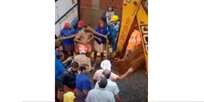 നിയന്ത്രണം വിട്ട ബസ് കയറിയിറങ്ങി ബൈക്ക് യാത്രക്കാരന് മരിച്ചു നിയന്ത്രണം വിട്ട ബസ് കയറിയിറങ്ങി ബൈക്ക് യാത്രക്കാരന് മരിച്ചു