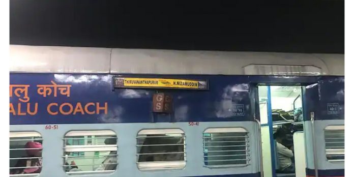 ട്രെയിനിൽ ബാഗുകൾക്കിടയിൽ പാമ്പ്, കണ്ടത് തിരൂരിൽ വെച്ച് – പരിഭ്രാന്തരായി യാത്രക്കാർ ട്രെയിനിൽ ബാഗുകൾക്കിടയിൽ പാമ്പ്, കണ്ടത് തിരൂരിൽ വെച്ച് – പരിഭ്രാന്തരായി യാത്രക്കാർ