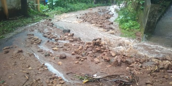 മലവെള്ള പാച്ചിലിൽ റോഡിൽ കല്ലും മണ്ണും നിറഞ്ഞു മലവെള്ള പാച്ചിലിൽ റോഡിൽ കല്ലും മണ്ണും നിറഞ്ഞു